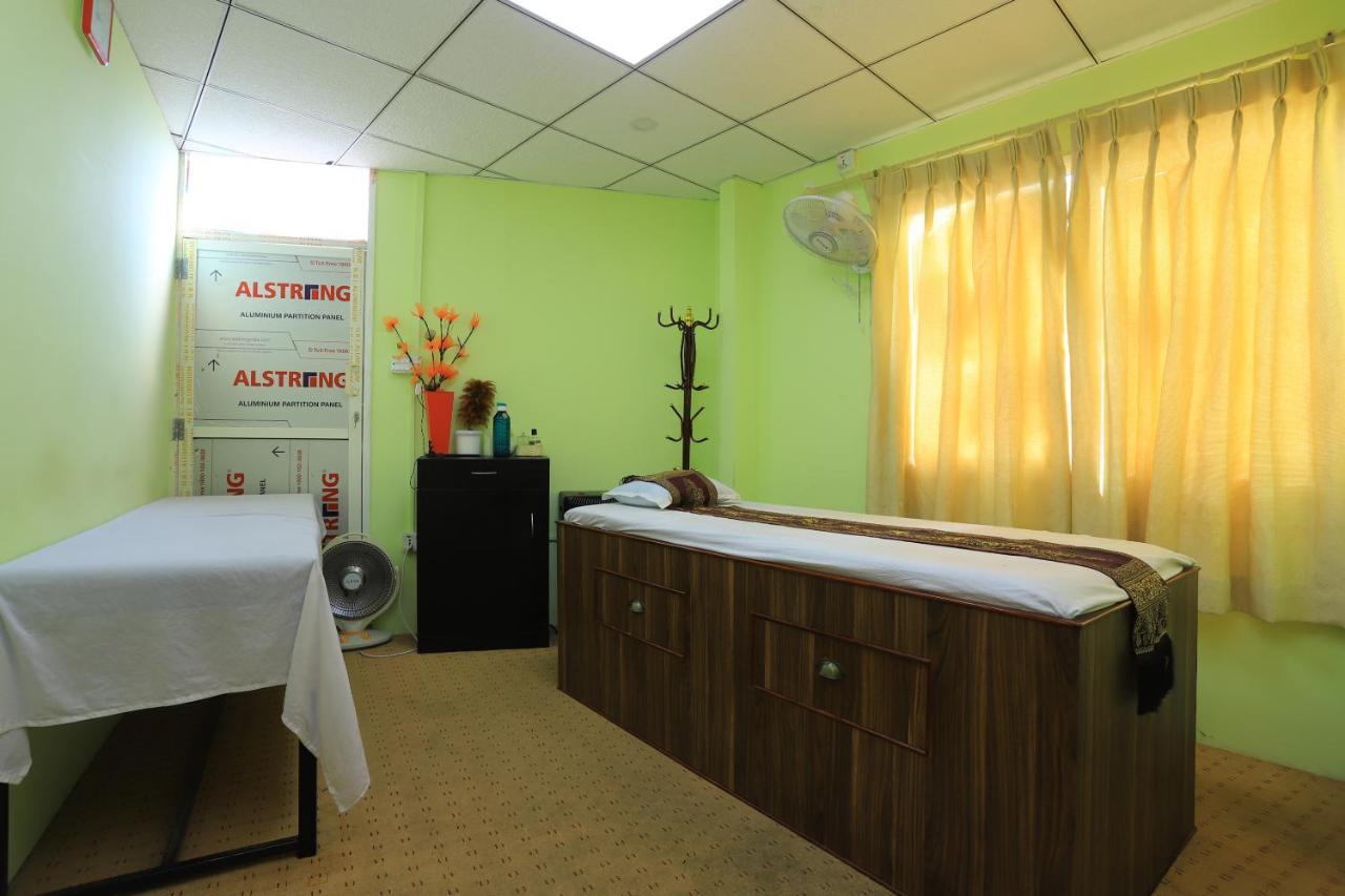 Oyo 591 Hotel Blue Moon Dharampur Exterior photo